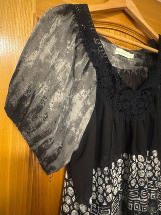Blusa negra y gris con estampado