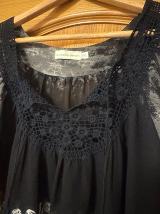 Blusa negra y gris con estampado