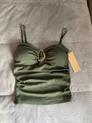Top verde con anilla