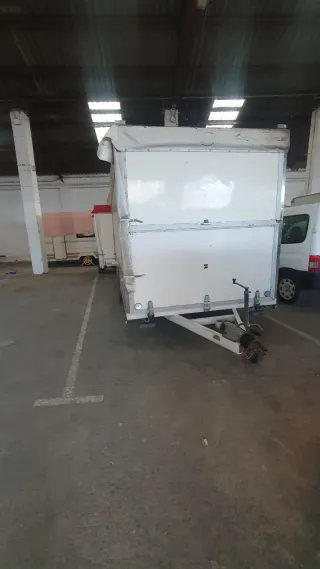 Remolque grande blanco