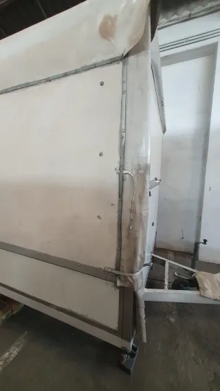 Remolque grande blanco