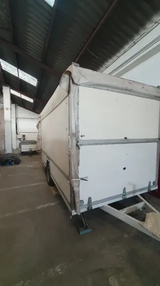 Remolque grande blanco