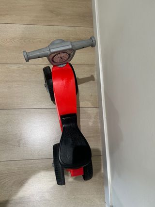 Moto correpasillos roja