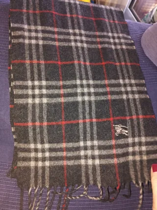Vendo Bufanda Burberry Cuadros Gris y Rojo