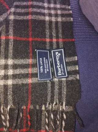 Vendo Bufanda Burberry Cuadros Gris y Rojo
