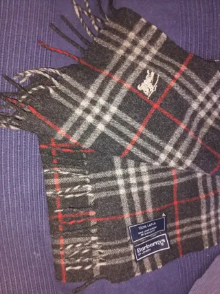 Vendo Bufanda Burberry Cuadros Gris y Rojo