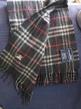 Vendo Bufanda Burberry Cuadros Gris y Rojo