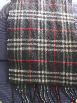 Vendo Bufanda Burberry Cuadros Gris y Rojo