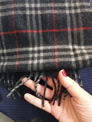 Vendo Bufanda Burberry Cuadros Gris y Rojo