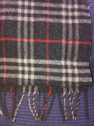 Vendo Bufanda Burberry Cuadros Gris y Rojo