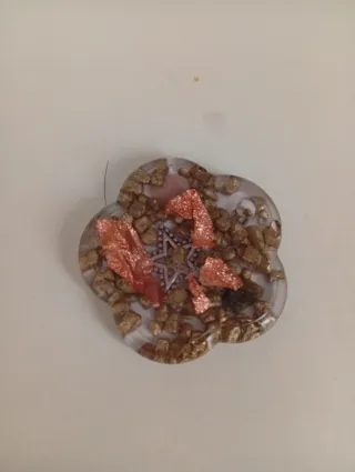 Orgonita con piedras y láminas doradas