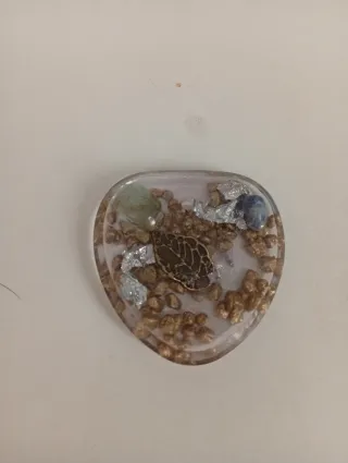 Orgonita con piedras y láminas doradas