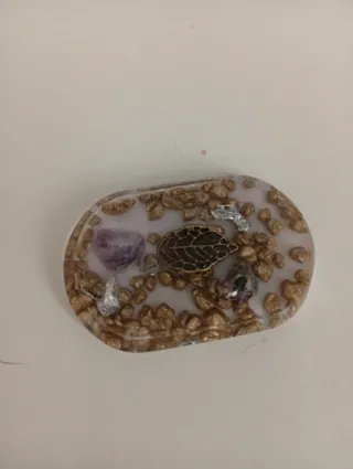 Orgonita con piedras y láminas doradas