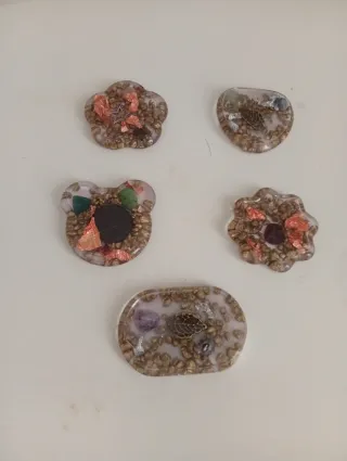 Orgonita con piedras y láminas doradas