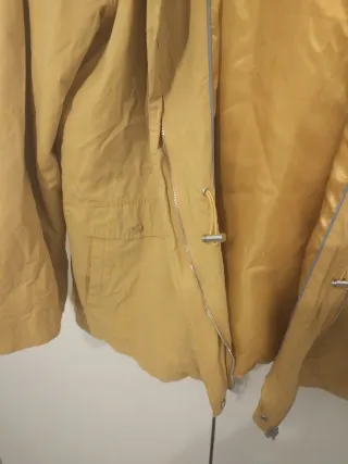 Cortavientos Cortefiel Amarillo. Perfecto estado.