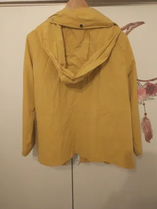 Cortavientos Cortefiel Amarillo. Perfecto estado.