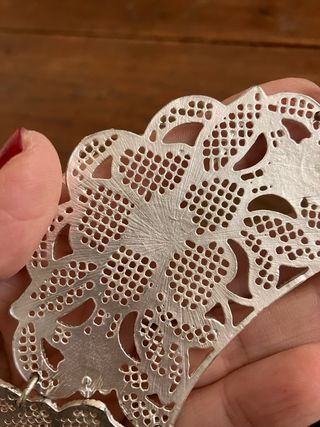 Gargantilla plateada con diseño floral