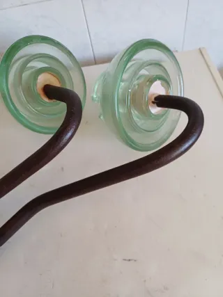 Pareja de Jicaras,Aisladores de poste