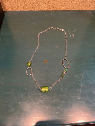 Cadena con abalorios verdes y plateados