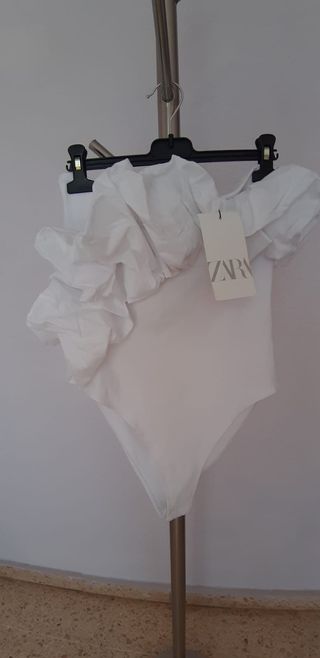 Body Zara blanco con volantes