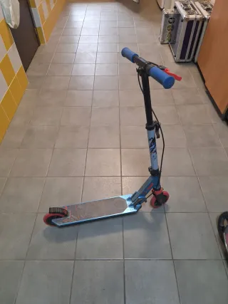 Patinete infantil azul y rojo