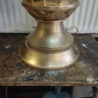 Lampada da tavolo in legno dorato