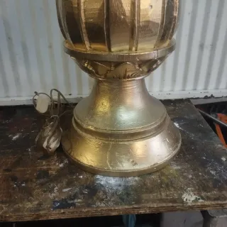 Lampada da tavolo in legno dorato