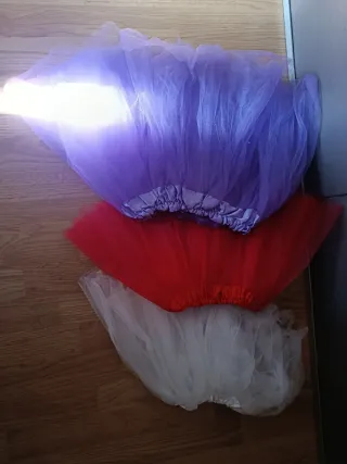 3 Faldas de tul (morado, rojo, blanco)