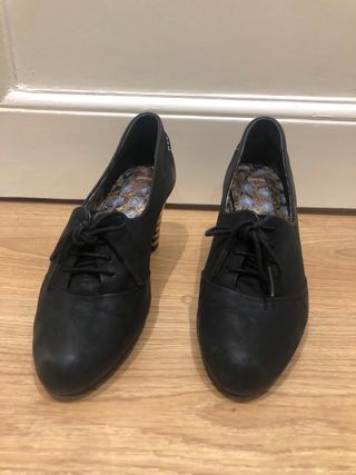 Zapatos Camper tacón rayas oro negro