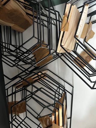 20 Estanterías Colmena Metálicas Negras