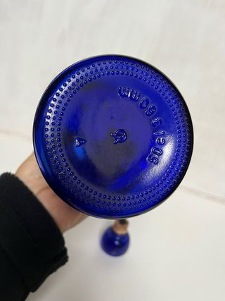 Bottiglia in vetro blu con tappo