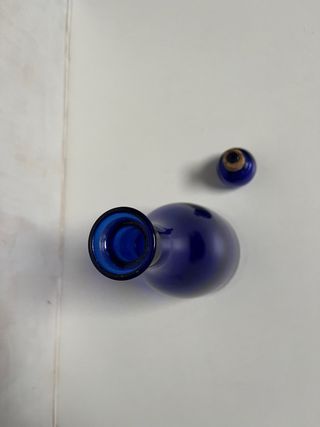 Bottiglia in vetro blu con tappo