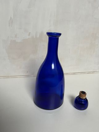 Bottiglia in vetro blu con tappo