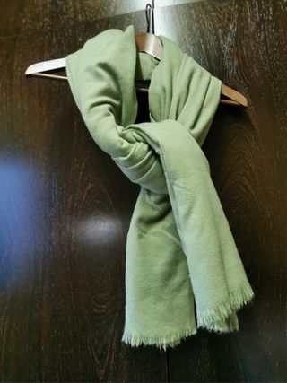 Bufanda pañuelo oversize de Mango verde