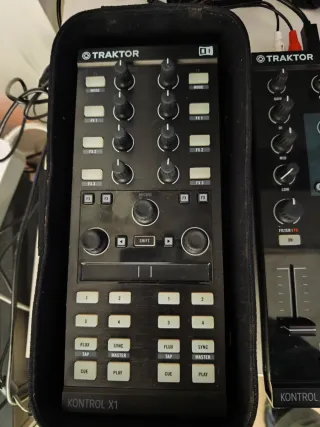 Controlador DJ Traktor Kontrol X1