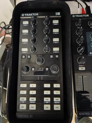Controlador DJ Traktor Kontrol X1