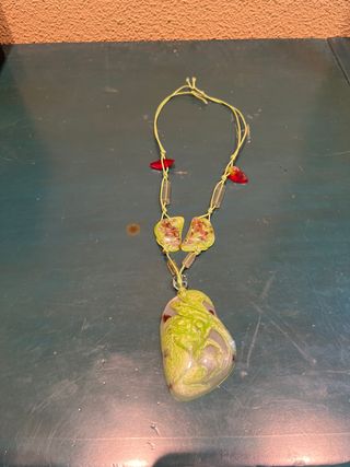 Collar con colgante de cristal