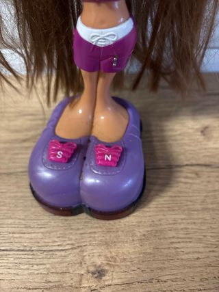 Muñeca antigua con zapatos morados