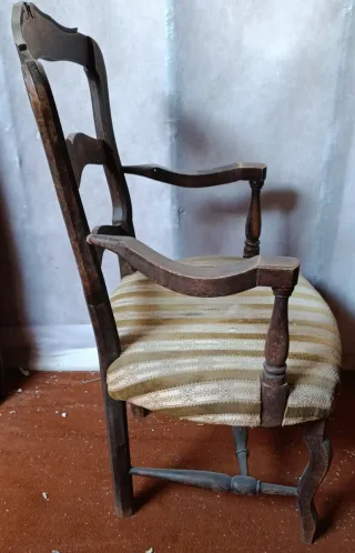 Dos sillones de madera tapizados