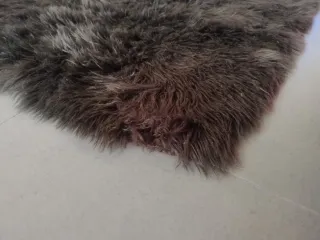 Alfombra de pelo marrón