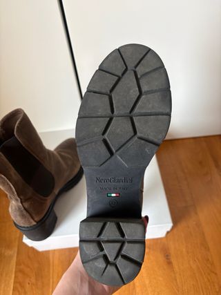 Tronchetti Nero Giardini marrone scamosciato