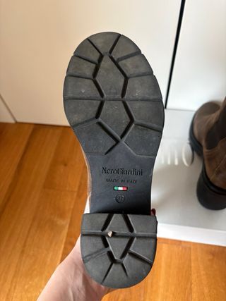 Tronchetti Nero Giardini marrone scamosciato