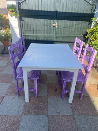 Mesa blanca y 4 sillas moradas