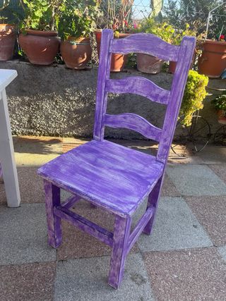 Mesa blanca y 4 sillas moradas