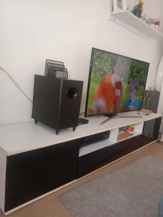 Mueble salón blanco puertas negras