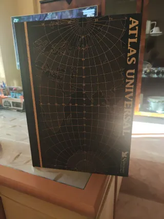 Es un libro de geografía de tapa dura y gran forma