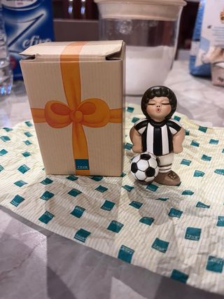 Statuetta Thun calciatore bianco nero