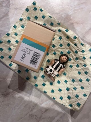 Statuetta Thun calciatore bianco nero