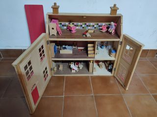 Casa de muñecas de madera
