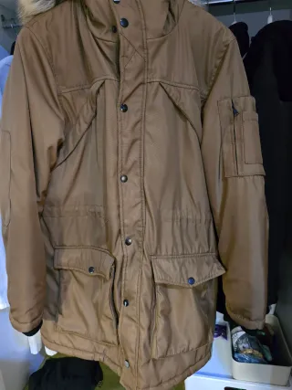 Chaquetón marrón con capucha y pelo